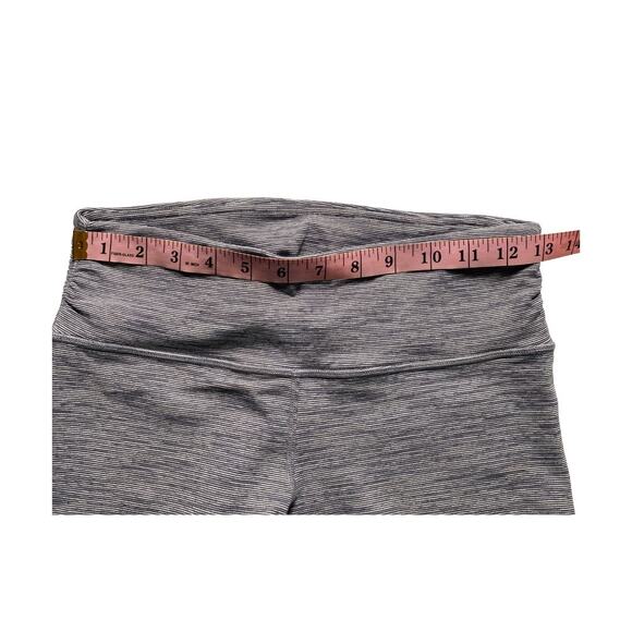 Lululemon Cropped Leggings Sz 4 Gray Striped Ruched Hem Capri Yoga Pants - Picture 8 of 9